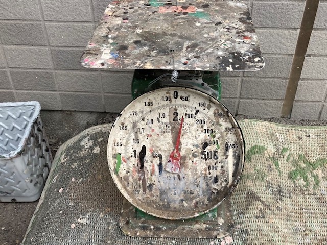 塗料を調合する際に使用する年季の入った秤